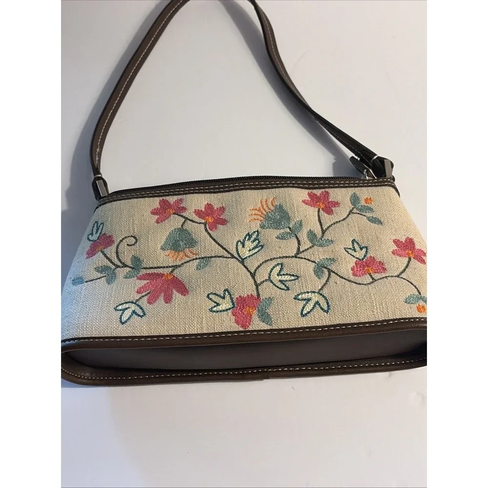 Liz Claiborne zipper closure